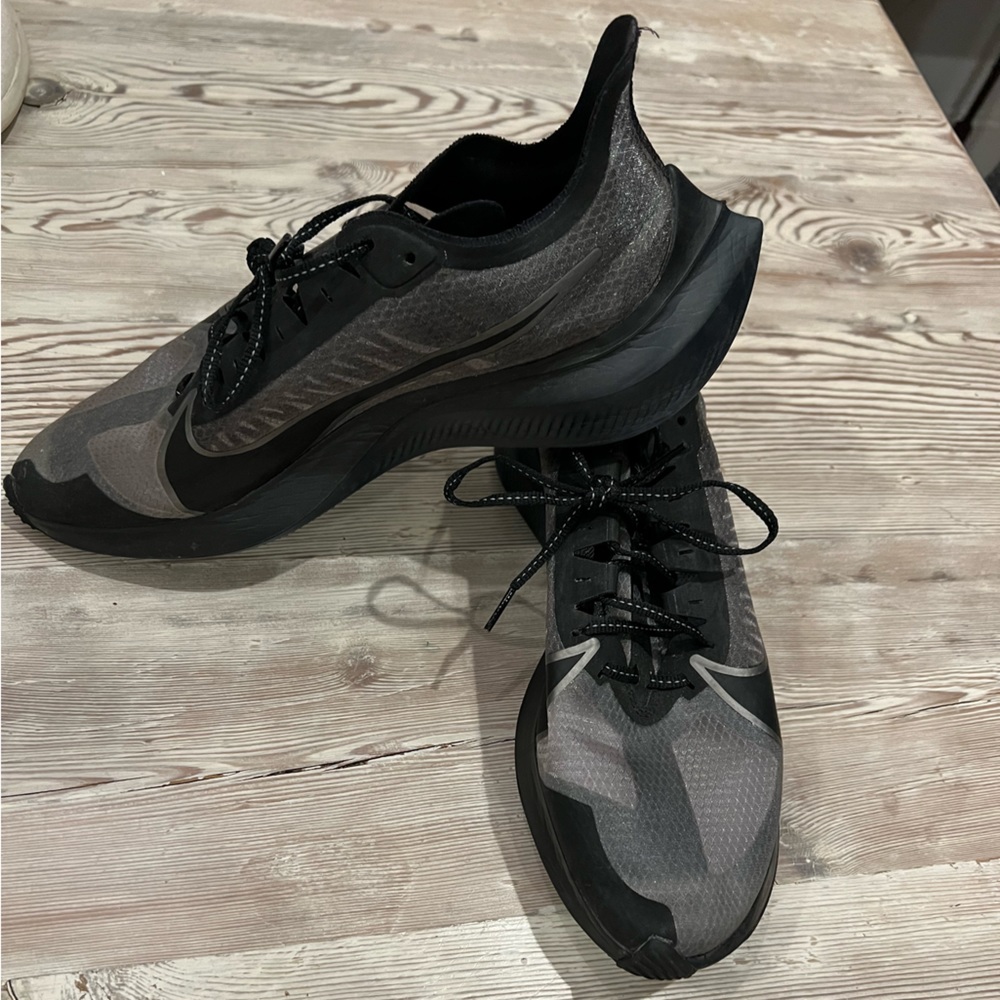 Nike zoom gravity running shoes